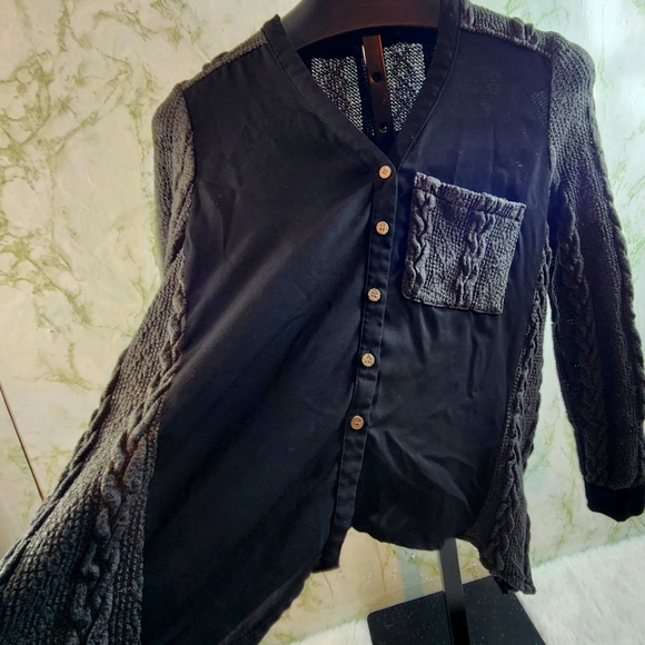 HOMMAGE Beautiful Sweater Top - Picture 5 of 10